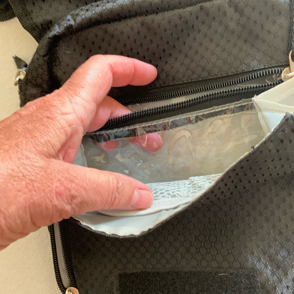 HEYS Travel bag, black, cross body, tons of pockets and compartments - Picture 9 of 13
